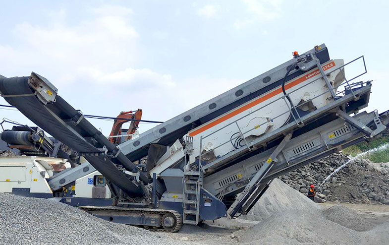 河北花崗巖履帶移動(dòng)破碎站現(xiàn)場(chǎng)